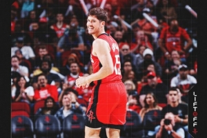 APP下载-三分穿云箭火箭官方晒赢球海报：探花郎谢泼德登上封面